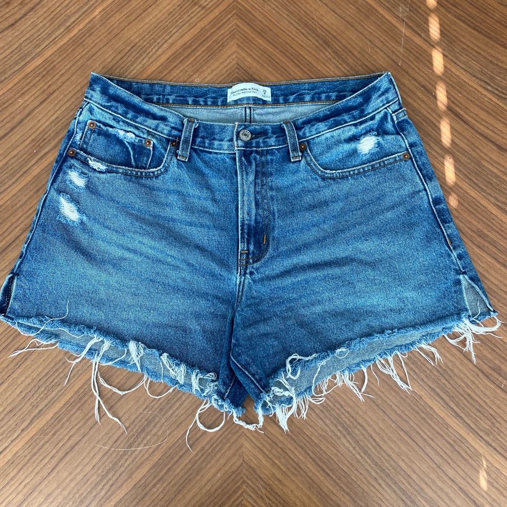 Abercrombie & Fitch Mid Rise Boyfriend shorts